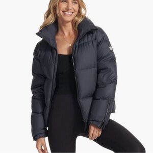 NWOT Women’s Vuori Hillside Down Jacket size xs, asphalt